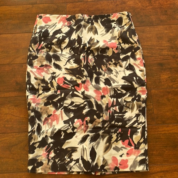 RW & Co. Floral pencil skirt. Size 2. - Picture 1 of 4
